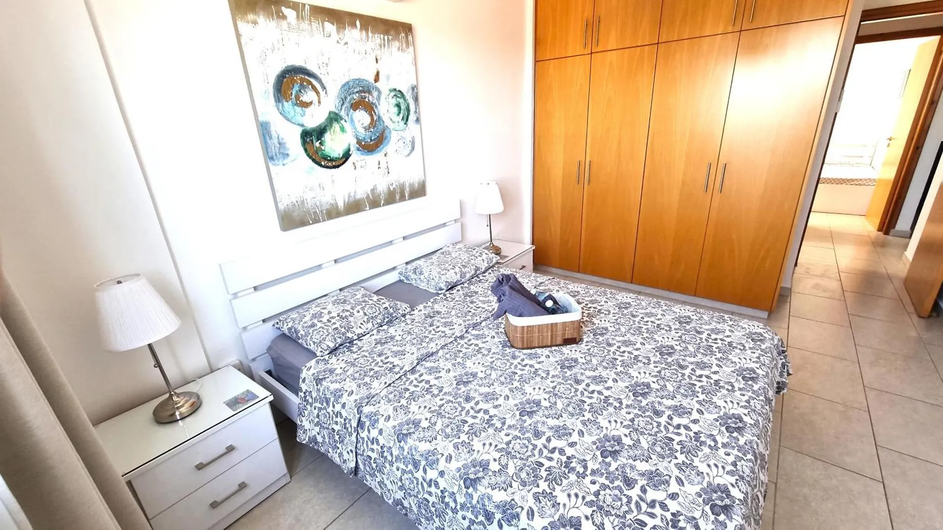 Beach Haven: 7-Minute Walk To The Beach + Pool Larnaka Apartment