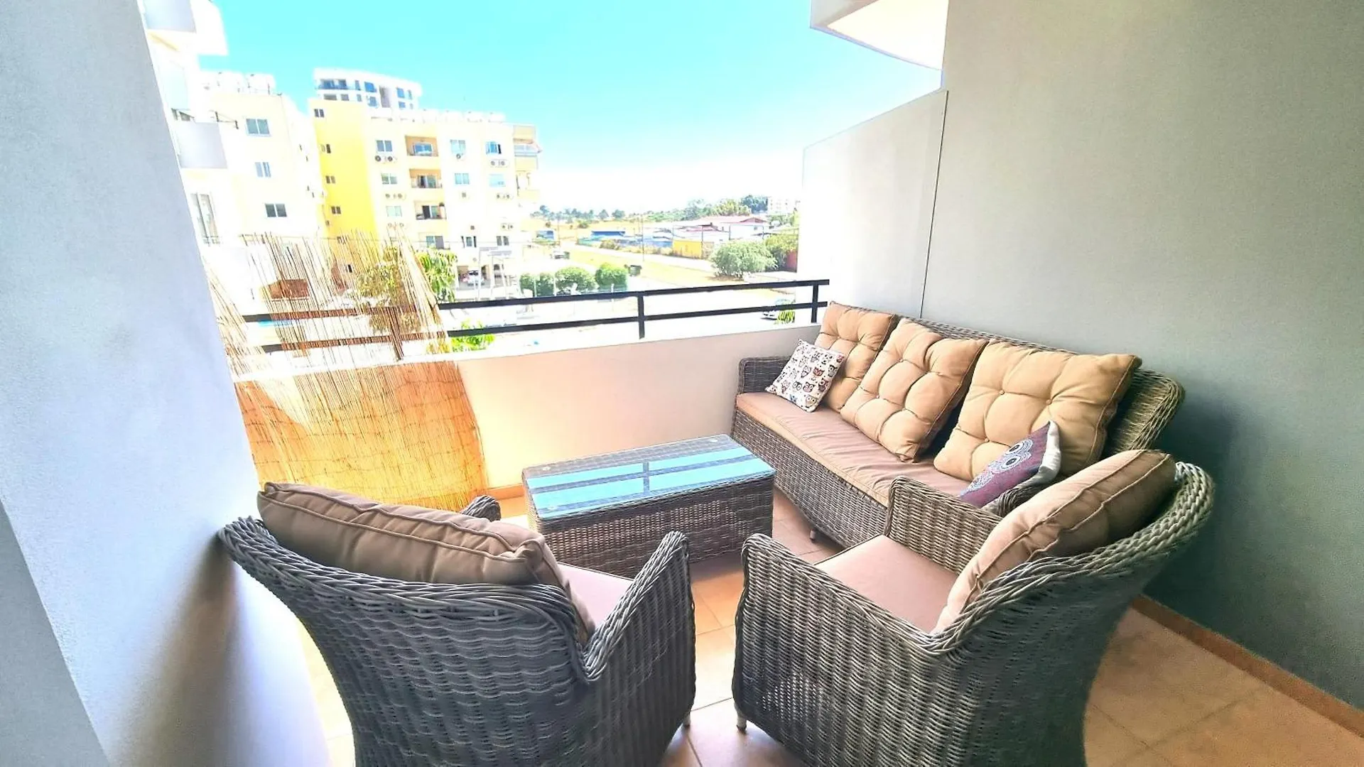 Beach Haven: 7-Minute Walk To The Beach + Pool Larnaka Apartment