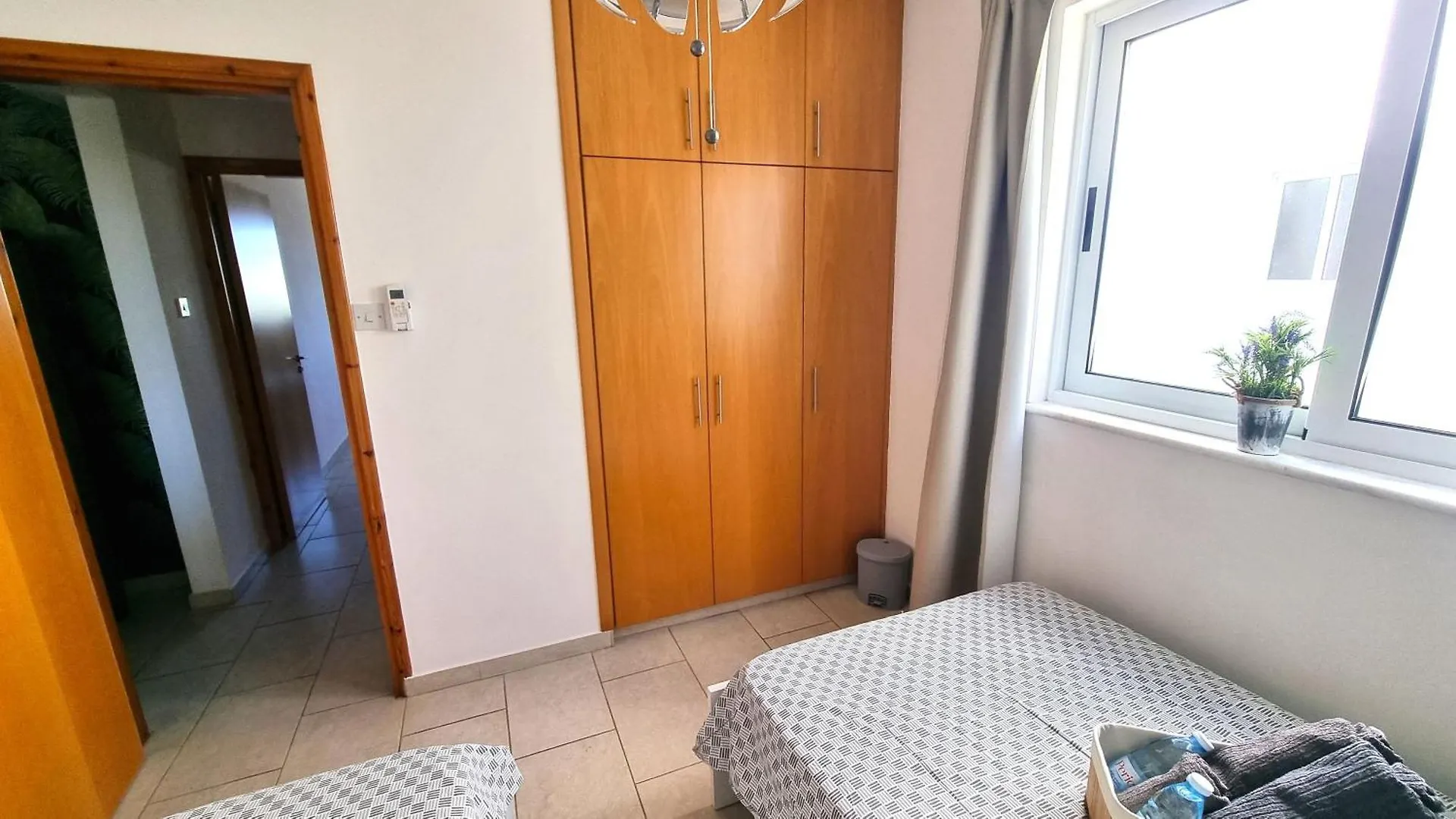 Beach Haven: 7-Minute Walk To The Beach + Pool Larnaka Apartment
