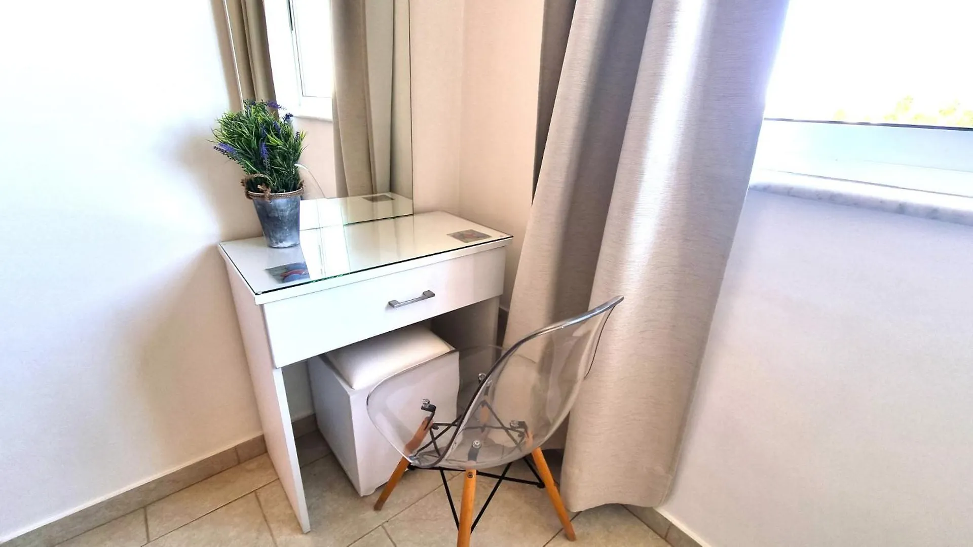 Apartment Beach Haven: 7-Minute Walk To The Beach + Pool Larnaka Zypern
