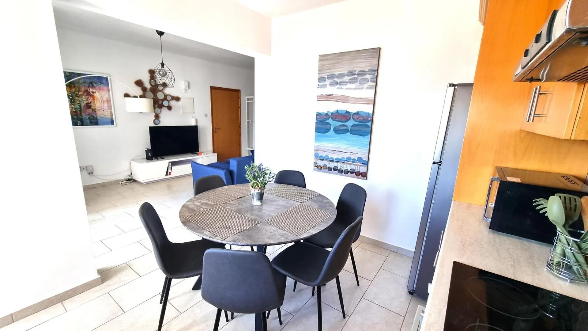 Apartment Beach Haven: 7-Minute Walk To The Beach + Pool Larnaka