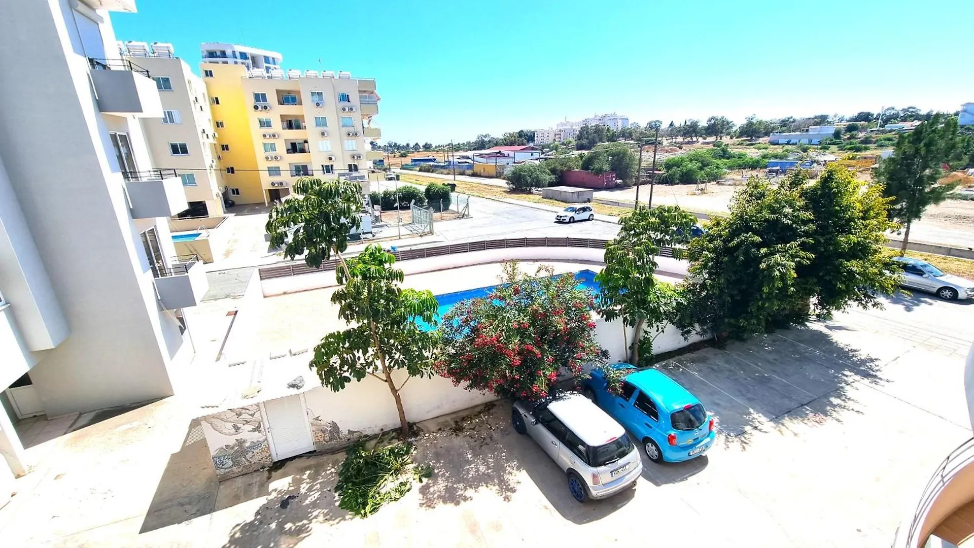 Beach Haven: 7-Minute Walk To The Beach + Pool Larnaka Apartment