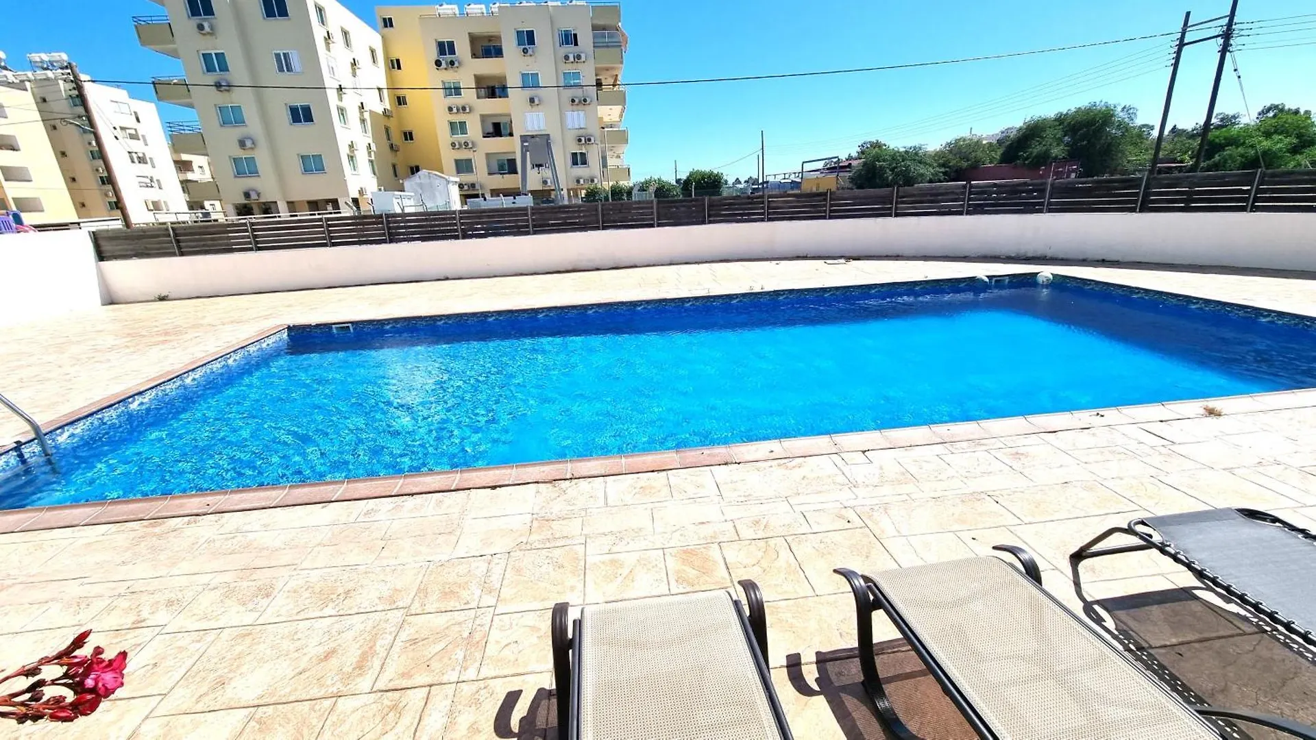 Beach Haven: 7-Minute Walk To The Beach + Pool Larnaka Apartment