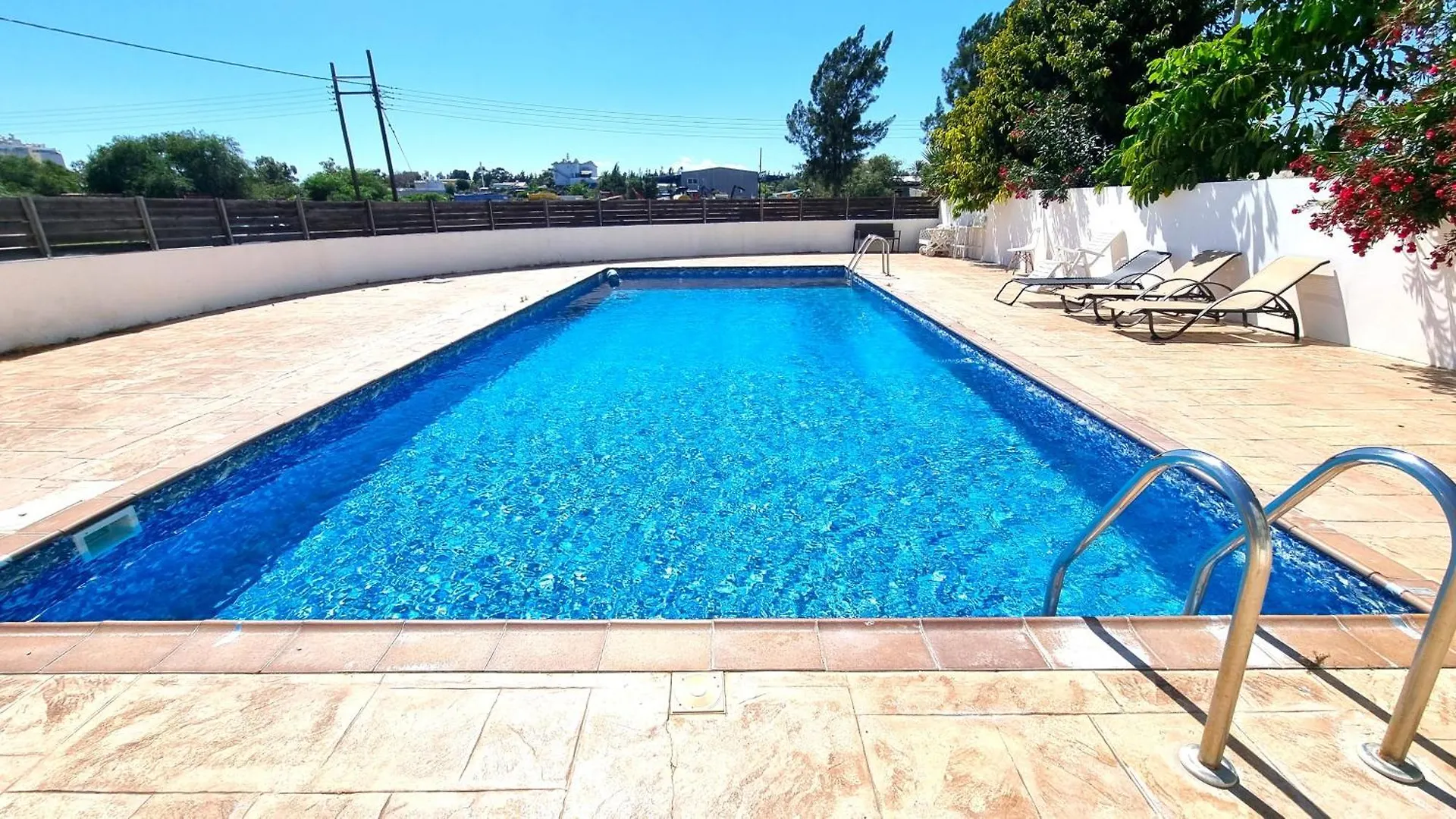 Beach Haven: 7-Minute Walk To The Beach + Pool Larnaka
